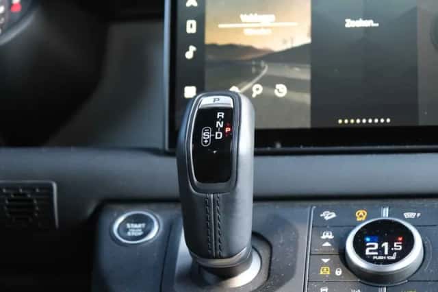 Land Rover Defender (2023) thumbnail 35