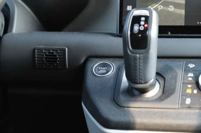 Land Rover Defender (2023) thumbnail 36