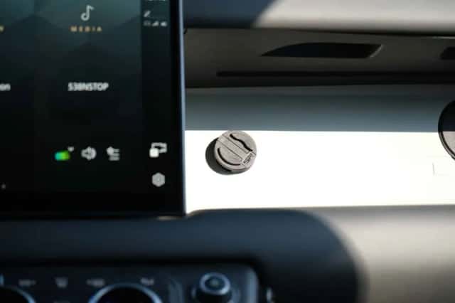 Land Rover Defender (2023) thumbnail 39