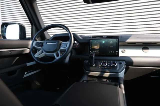 Land Rover Defender (2023) thumbnail 6