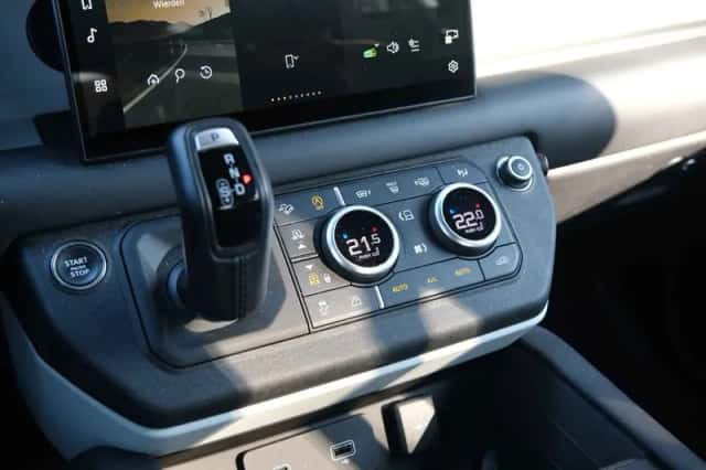 Land Rover Defender (2023) thumbnail 54