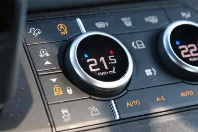 Land Rover Defender (2023) thumbnail 57