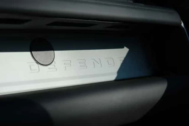 Land Rover Defender (2023) thumbnail 58