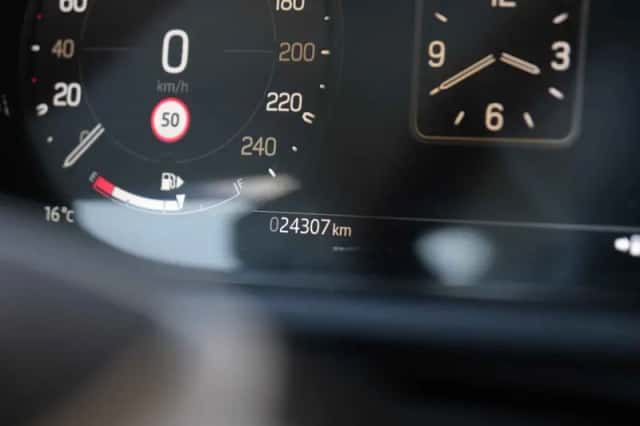 Land Rover Defender (2023) thumbnail 7