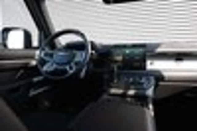 Land Rover Defender (2023) thumbnail 66