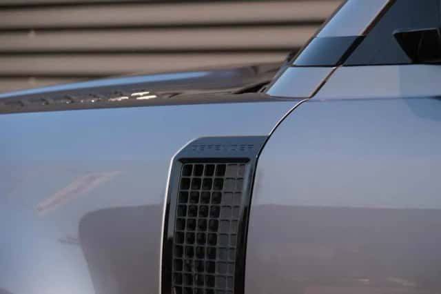 Land Rover Defender (2023) thumbnail 10