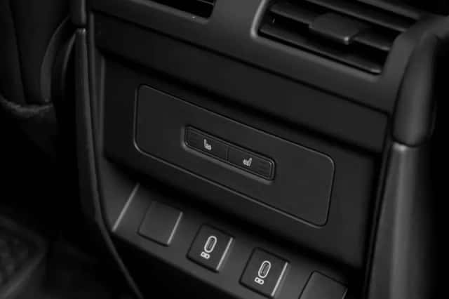 Land Rover Defender (2026) thumbnail 32