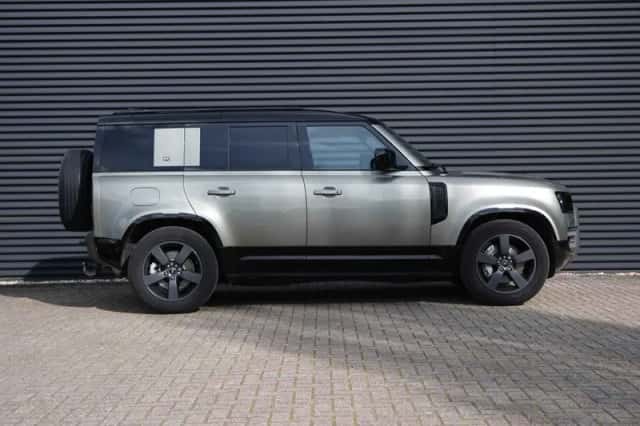 Land Rover Defender (2022) thumbnail 13