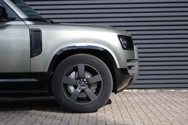 Land Rover Defender (2022) thumbnail 14