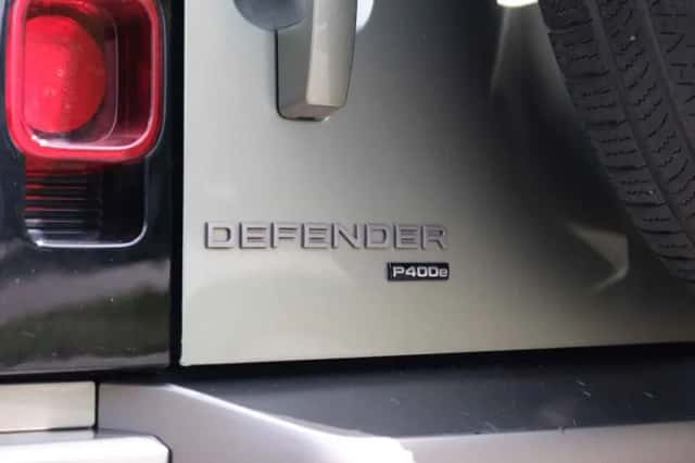 Land Rover Defender (2022) thumbnail 17