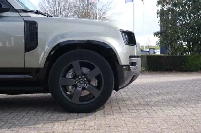 Land Rover Defender (2022) thumbnail 25