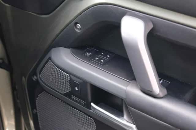 Land Rover Defender (2022) thumbnail 26