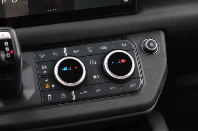 Land Rover Defender (2022) thumbnail 30