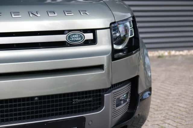 Land Rover Defender (2022) thumbnail 4