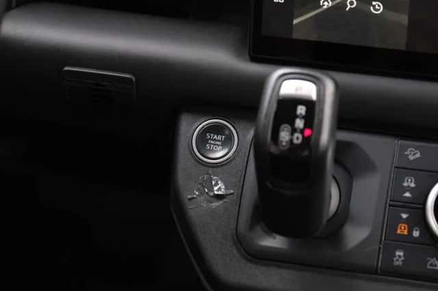 Land Rover Defender (2022) thumbnail 32