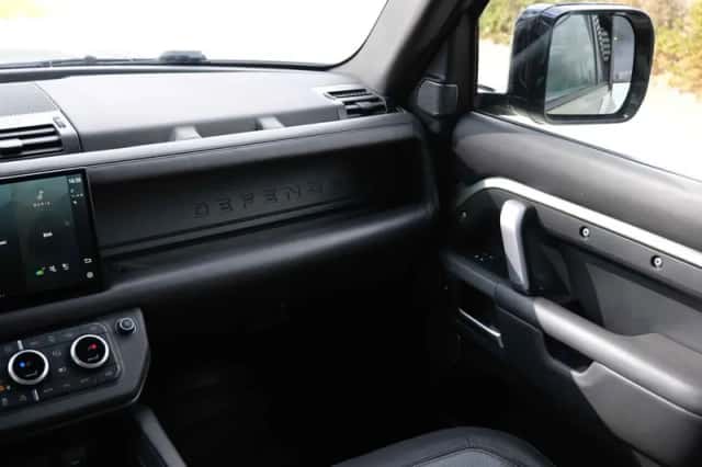 Land Rover Defender (2022) thumbnail 33
