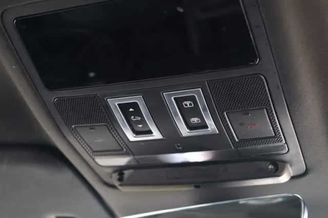 Land Rover Defender (2022) thumbnail 34
