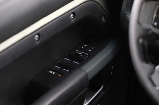 Land Rover Defender (2022) thumbnail 37