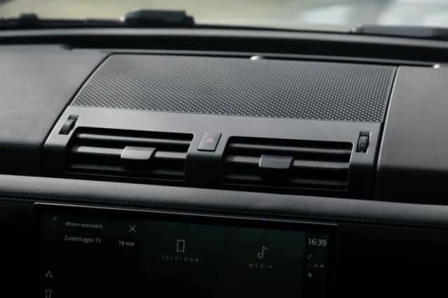 Land Rover Defender (2022) thumbnail 38