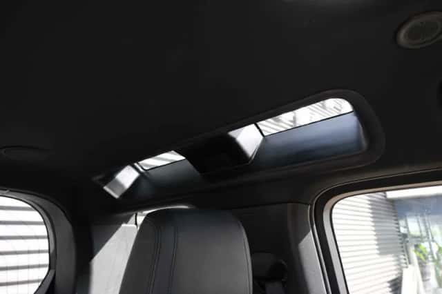 Land Rover Defender (2022) thumbnail 39