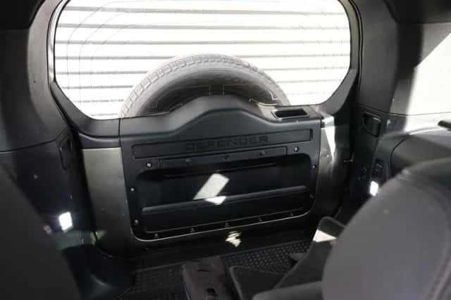 Land Rover Defender (2022) thumbnail 40