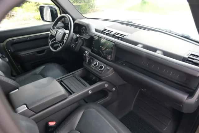 Land Rover Defender (2022) thumbnail 5