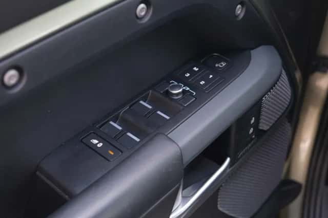 Land Rover Defender (2022) thumbnail 41