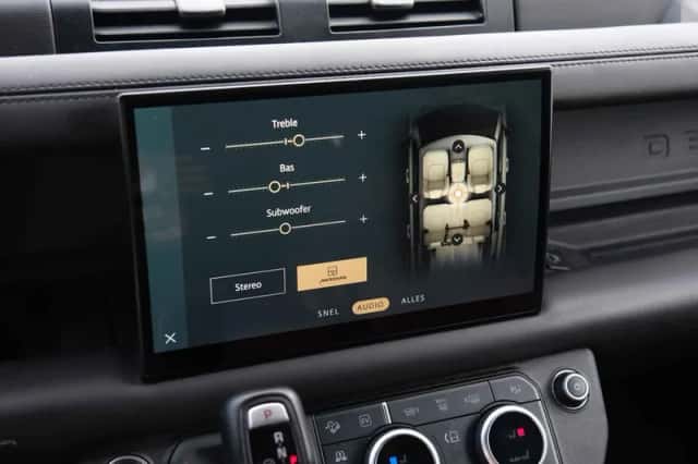 Land Rover Defender (2022) thumbnail 49