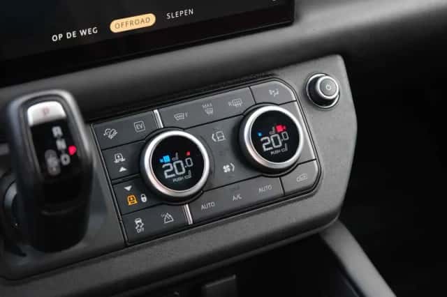 Land Rover Defender (2022) thumbnail 50