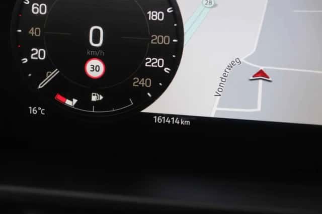 Land Rover Defender (2022) thumbnail 8