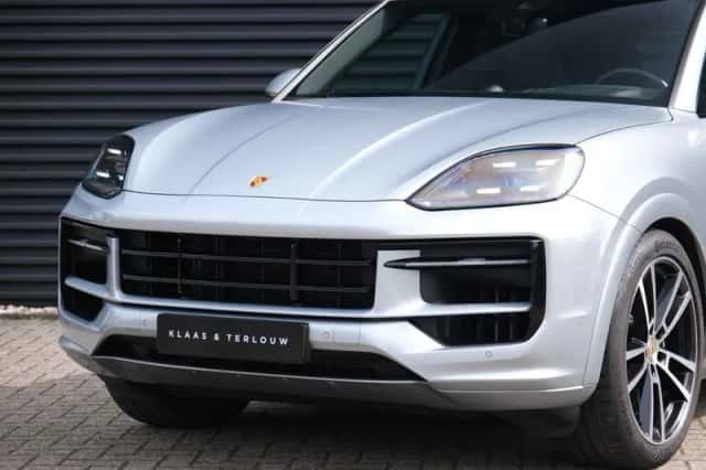 Porsche Cayenne (2024) thumbnail 2