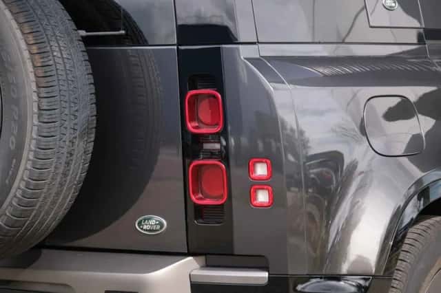 Land Rover Defender (2022) thumbnail 13