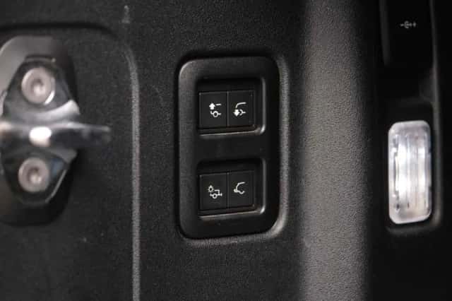 Land Rover Defender (2022) thumbnail 16
