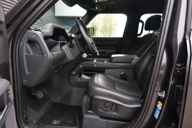 Land Rover Defender (2022) thumbnail 18