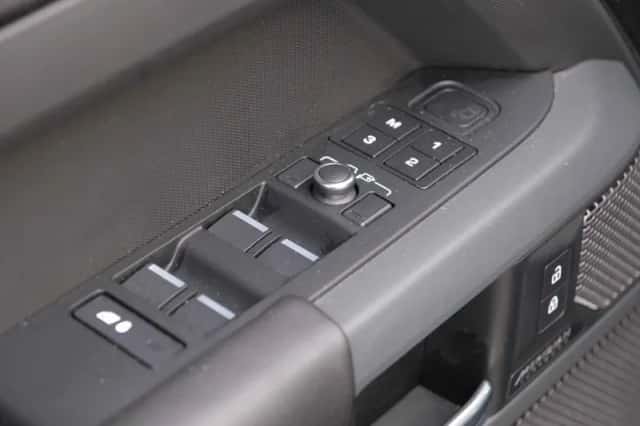 Land Rover Defender (2022) thumbnail 20