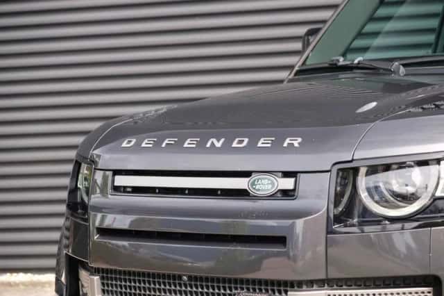 Land Rover Defender (2022) thumbnail 3
