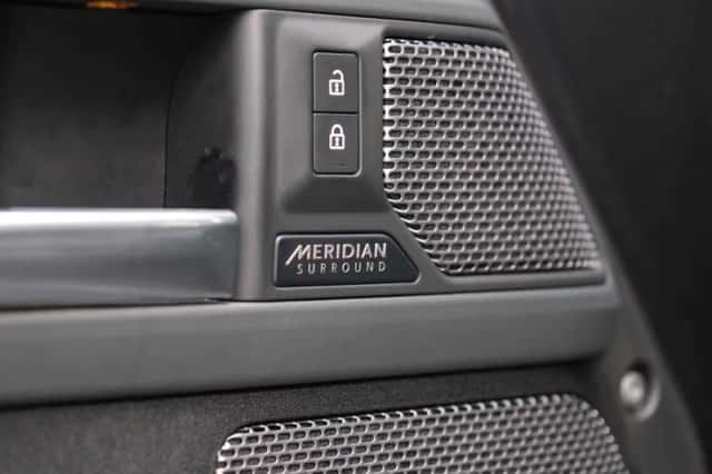 Land Rover Defender (2022) thumbnail 21