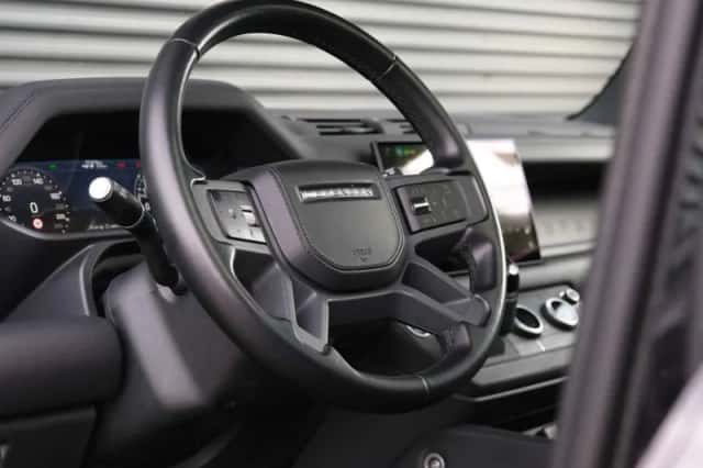 Land Rover Defender (2022) thumbnail 22