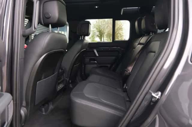 Land Rover Defender (2022) thumbnail 25
