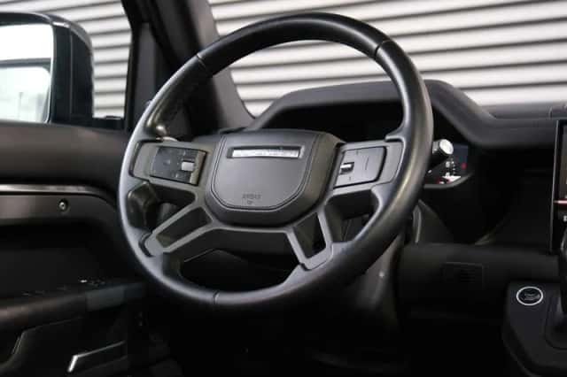 Land Rover Defender (2022) thumbnail 27