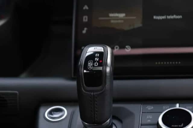 Land Rover Defender (2022) thumbnail 30