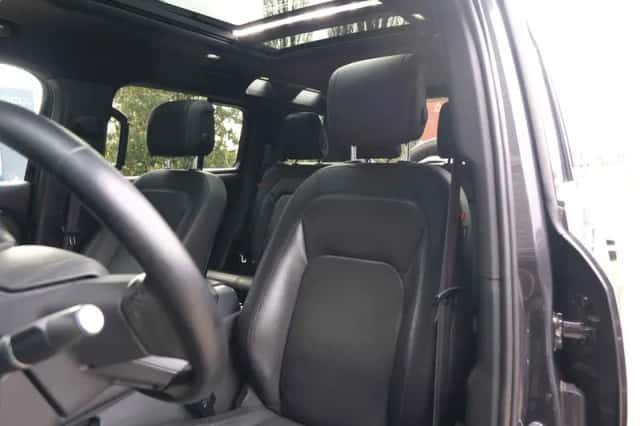 Land Rover Defender (2022) thumbnail 4
