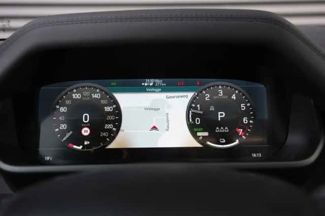 Land Rover Defender (2022) thumbnail 33
