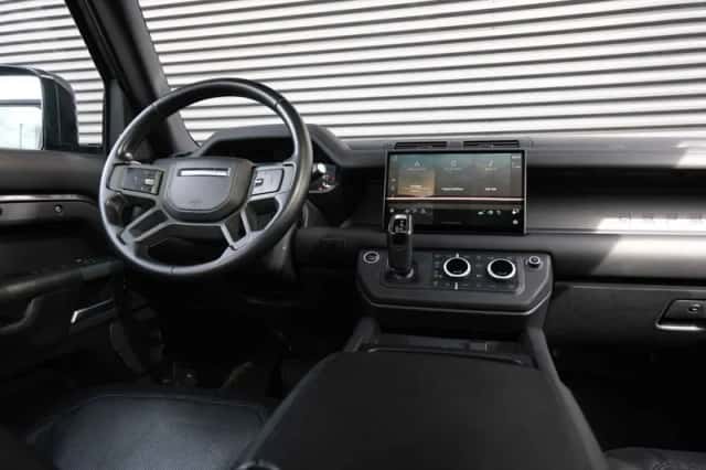 Land Rover Defender (2022) thumbnail 5