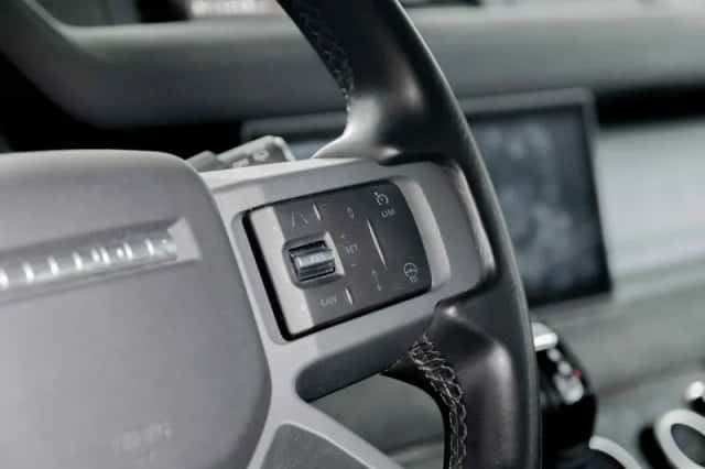 Land Rover Defender (2022) thumbnail 21
