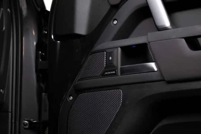 Land Rover Defender (2022) thumbnail 23