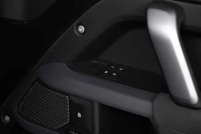 Land Rover Defender (2022) thumbnail 25