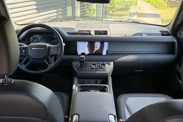 Land Rover Defender (2022) thumbnail 4