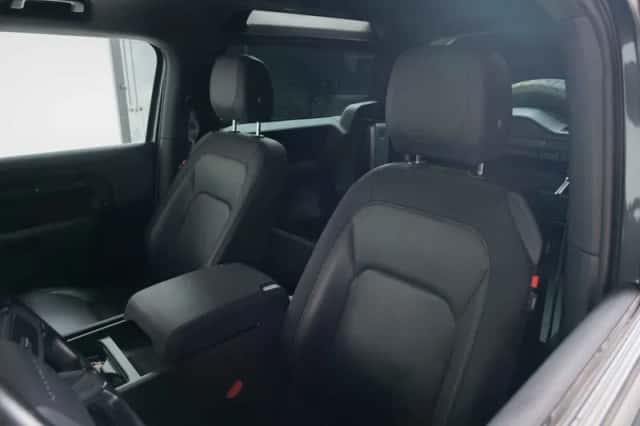 Land Rover Defender (2022) thumbnail 4