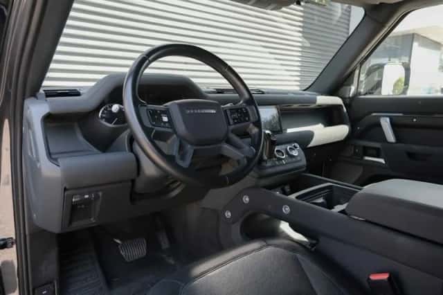 Land Rover Defender (2022) thumbnail 36